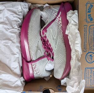 Brooks Women's Running Shoes Size 8 - White and Pink Levitate 5
